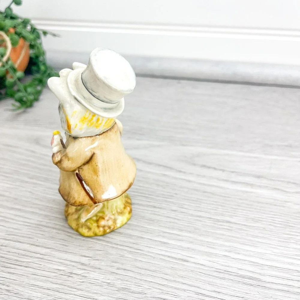 Amiable Guinea-Pig Beatrix Potter Figure,‎ Kitschy Anthropomorphic Figurine